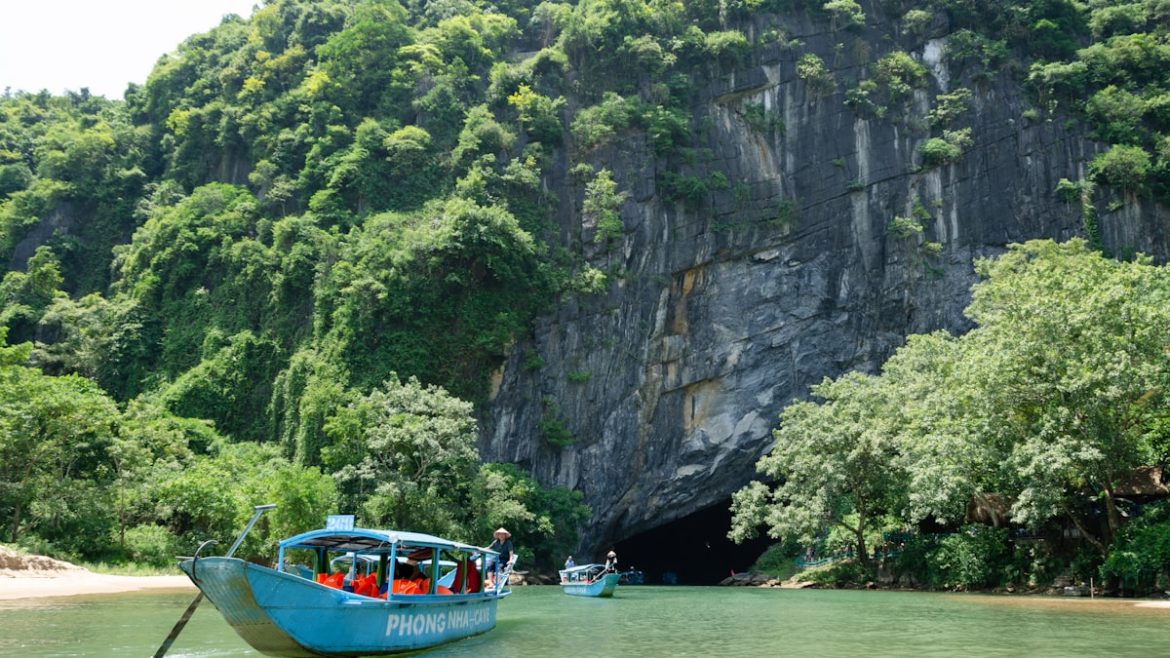 Wisatawan menikmati cave tubing Goa Pindul di Gunungkidul
