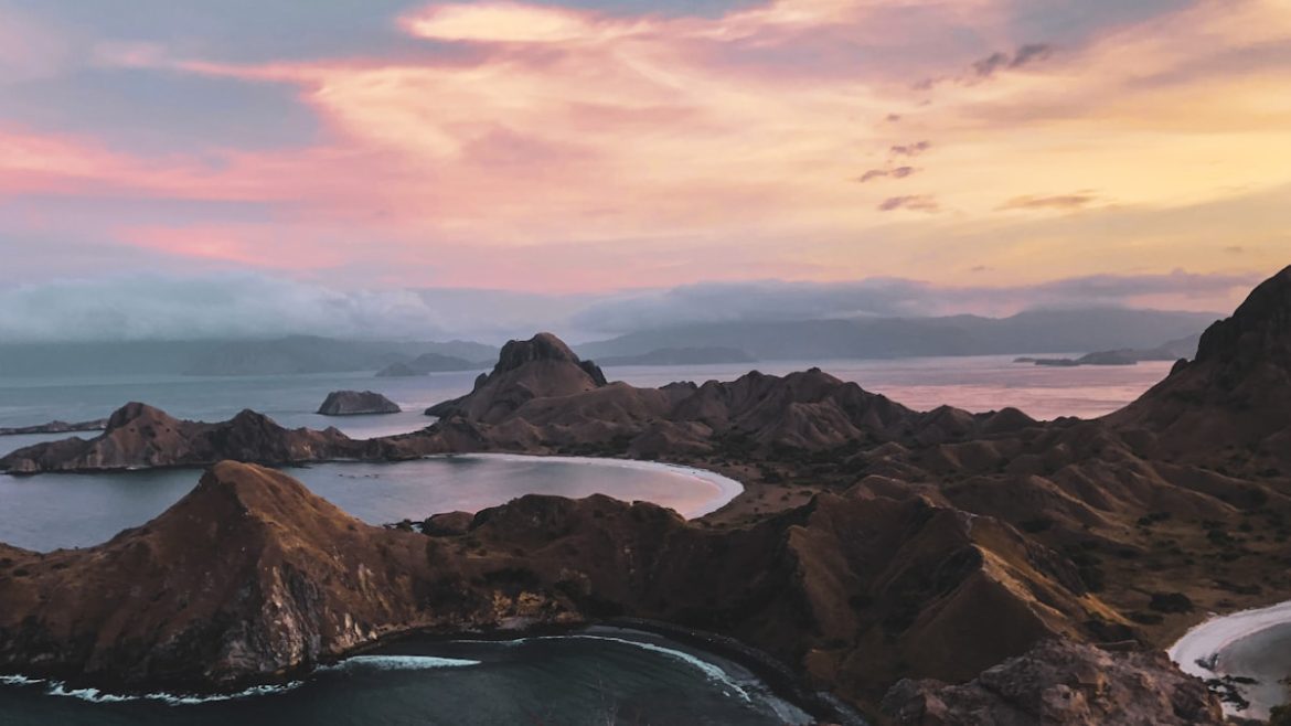 Long weekend Juni 2026 di danau dan pegunungan Indonesia saat sunset
