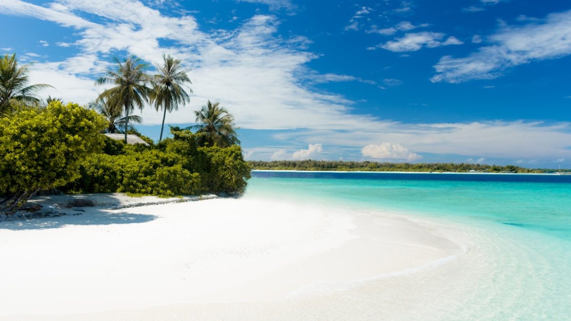 Pantai Likupang dengan pasir putih dan air laut biru toska di Sulawesi Utara