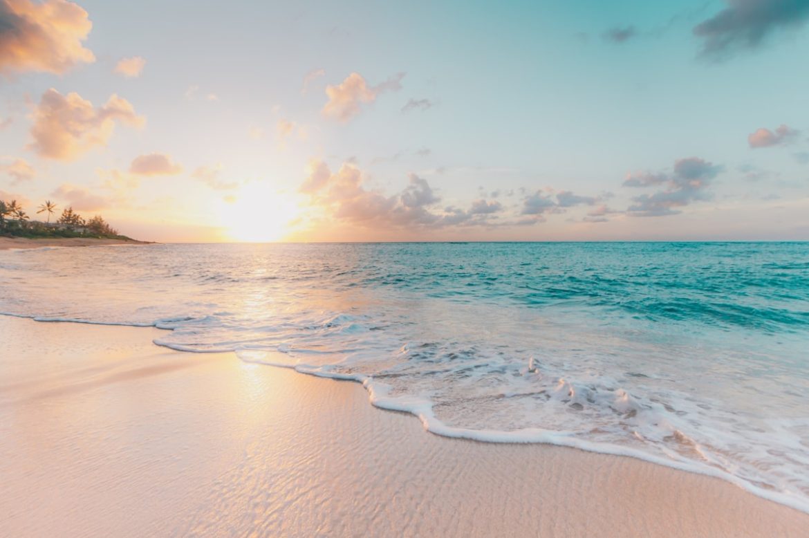 Pantai sepi Indonesia dengan pasir putih dan air biru jernih