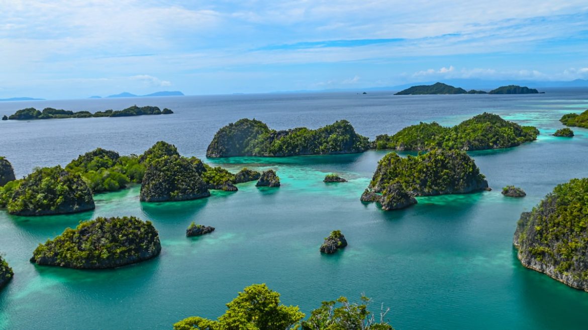 Gugusan pulau karst saat Open Trip Raja Ampat 2026