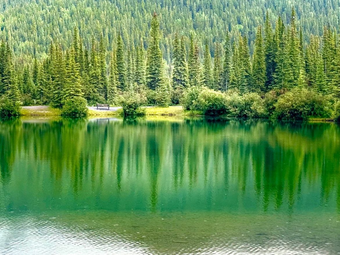 Air jernih Danau Paisupok seperti cermin di Luwuk Banggai