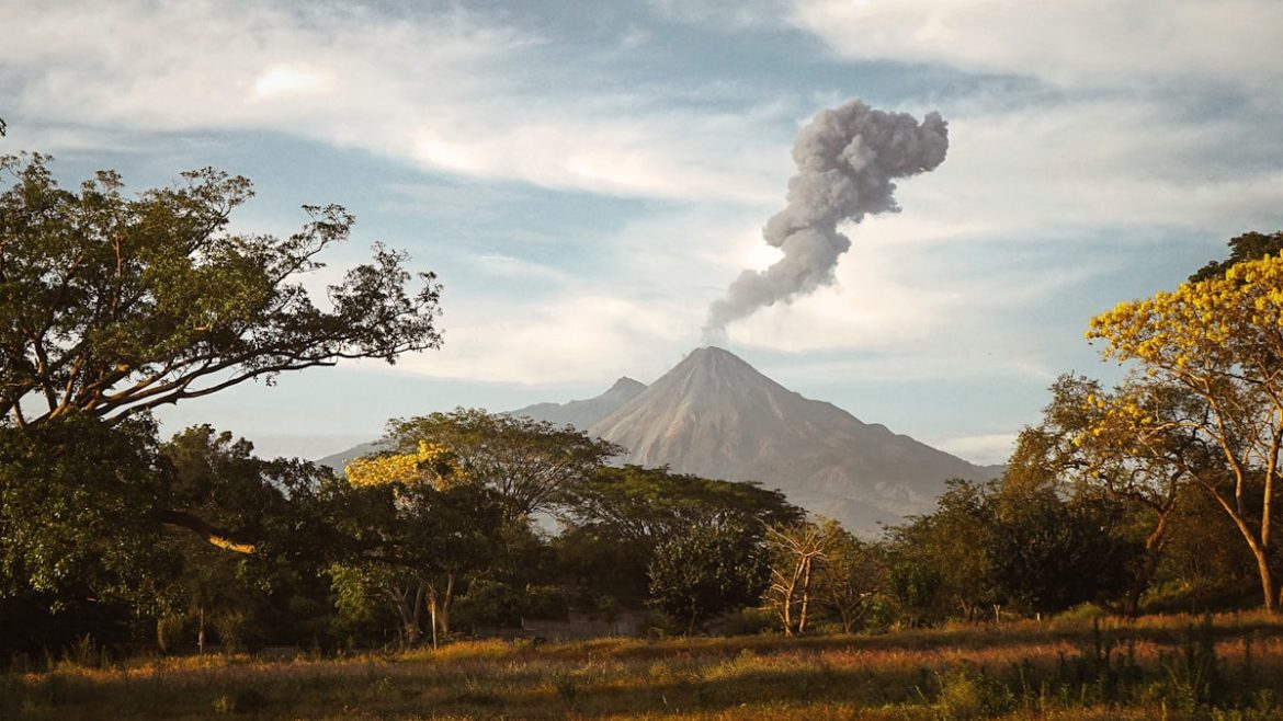 Lanskap geowisata gunung api purba dengan tebing batuan vulkanik