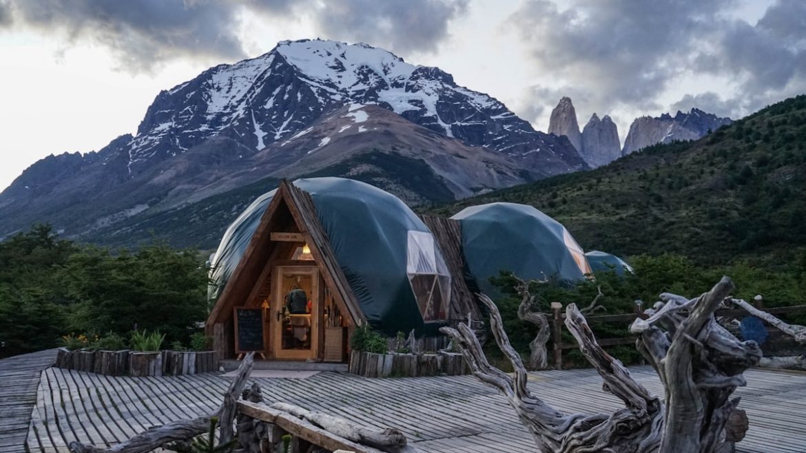 Glamping Indonesia tenda mewah dekat pegunungan
