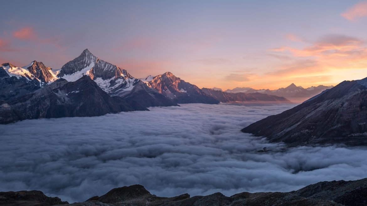 pendakian gunung sindoro saat golden sunrise di atas awan