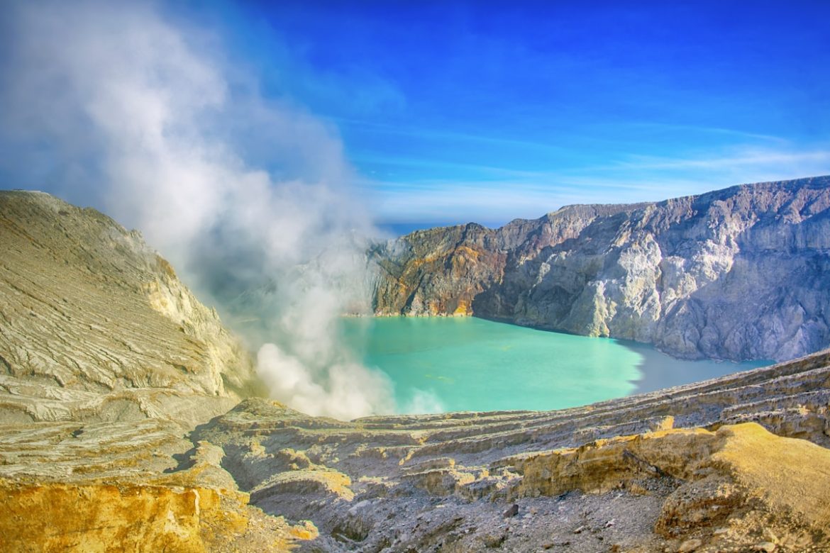Pemandangan Kawah Ijen Banyuwangi dengan danau asam dan blue fire
