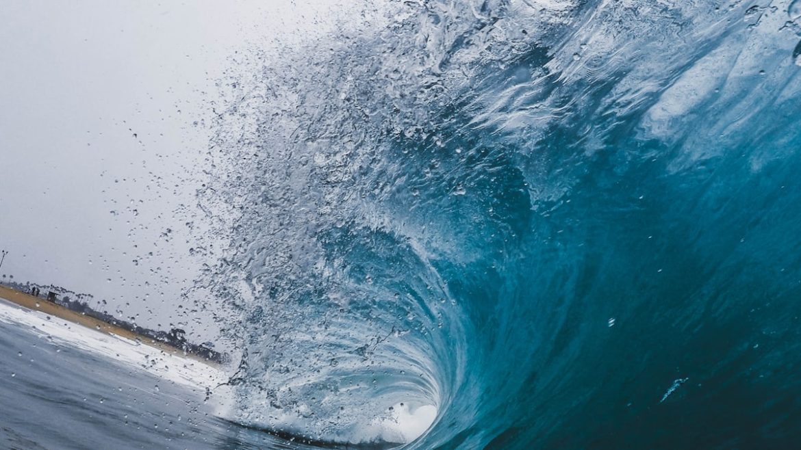 Surfer menaklukkan ombak besar saat open trip Mentawai