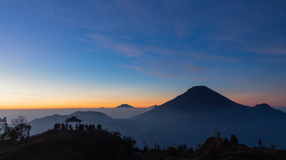Pemandangan gunung saat senja, destinasi favorit open trip murah di Indonesia