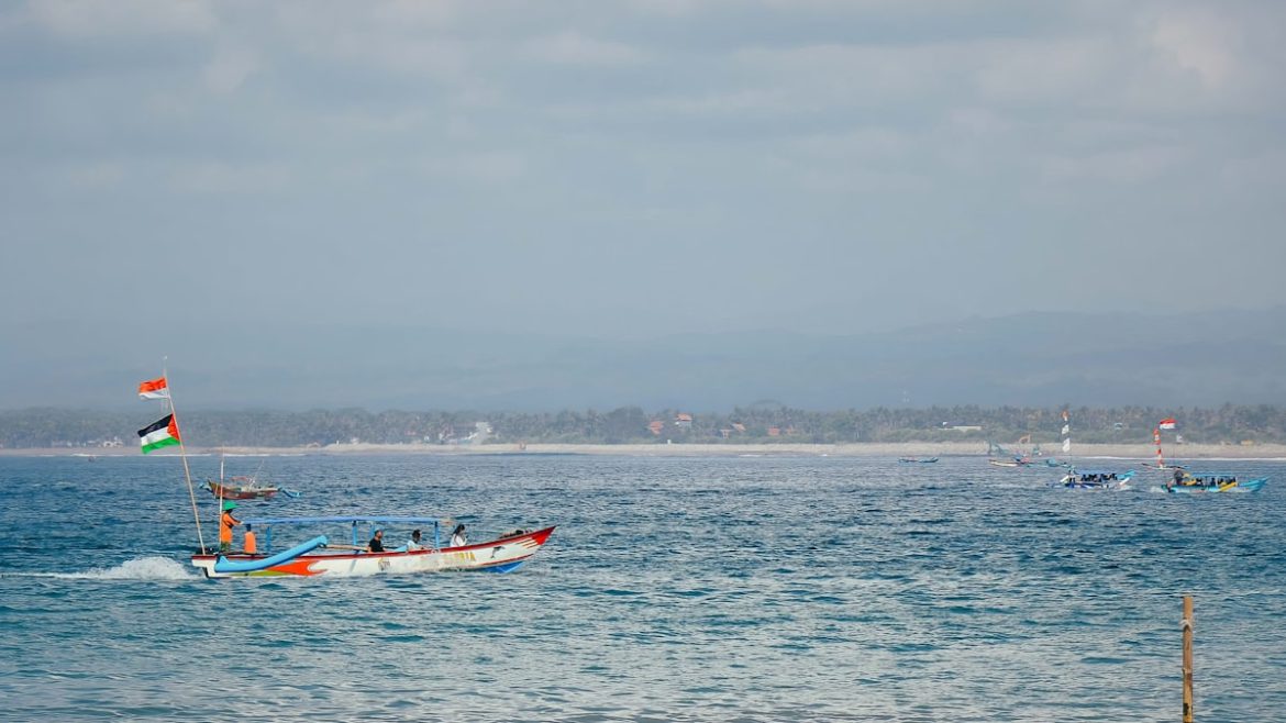 Pemandangan Pantai Madasari dengan tebing karang di Pangandaran Jawa Barat