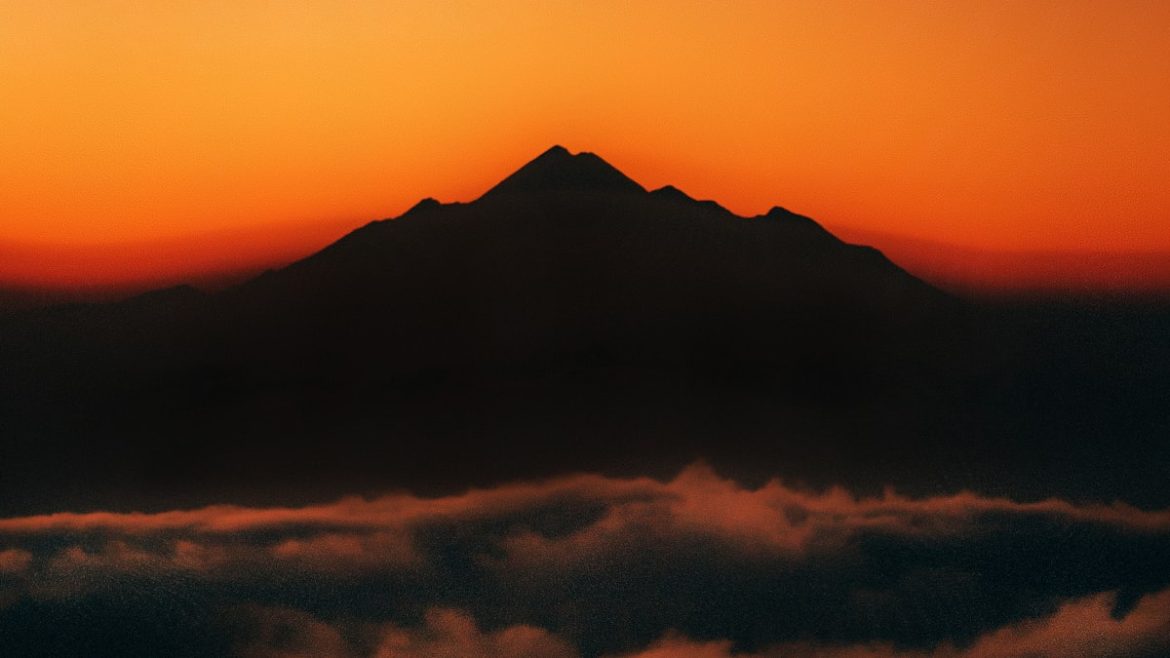 Samudra awan dari puncak Pendakian Gunung Cikuray