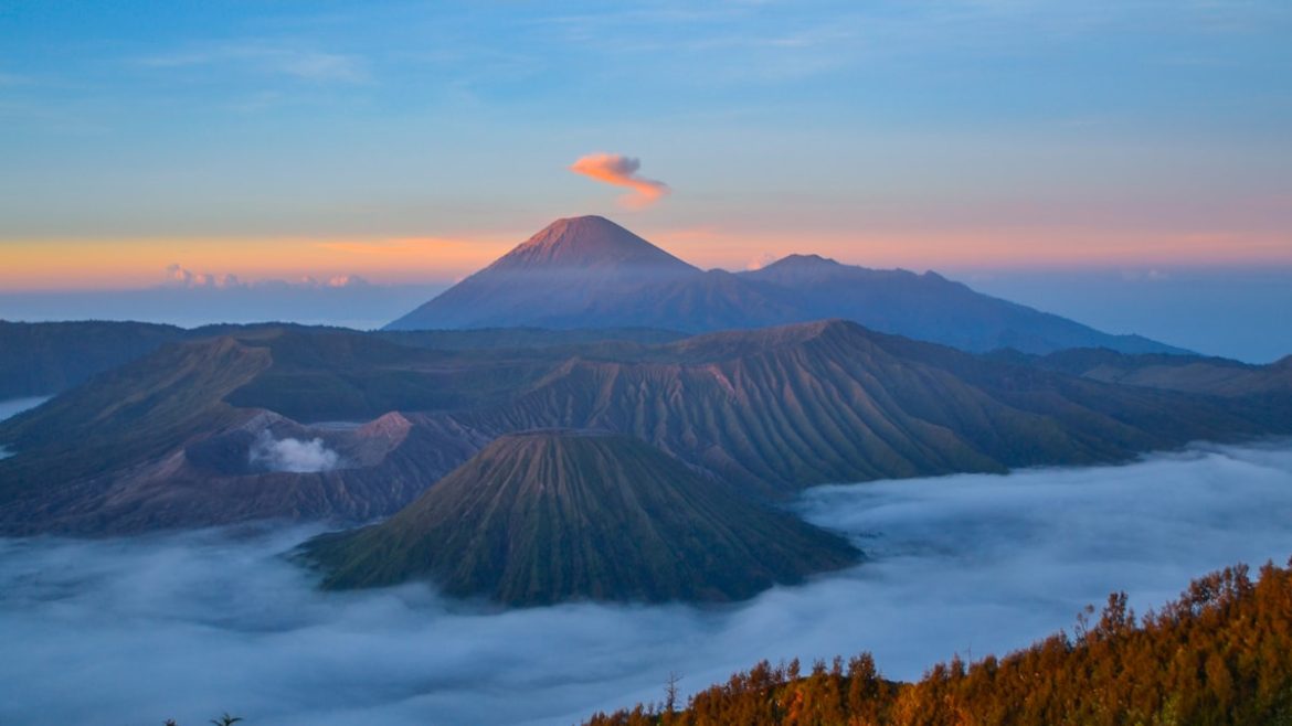 Pendakian Gunung Kerinci atap Sumatra saat sunrise
