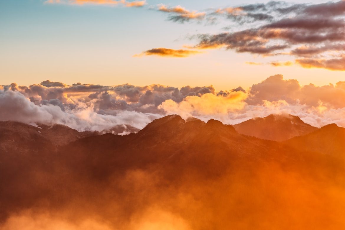 Pendakian Gunung Merbabu golden sunrise di atas awan