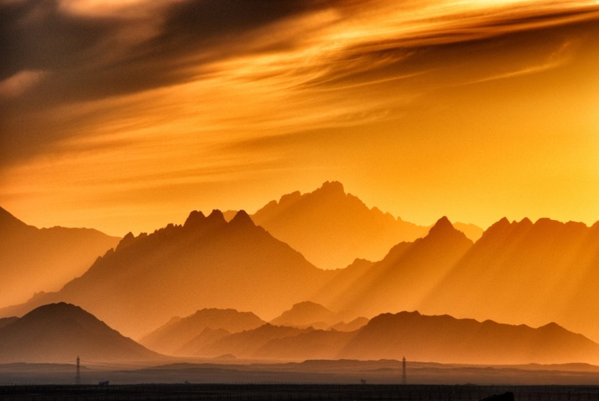 Pendakian Gunung Prau saat golden sunrise