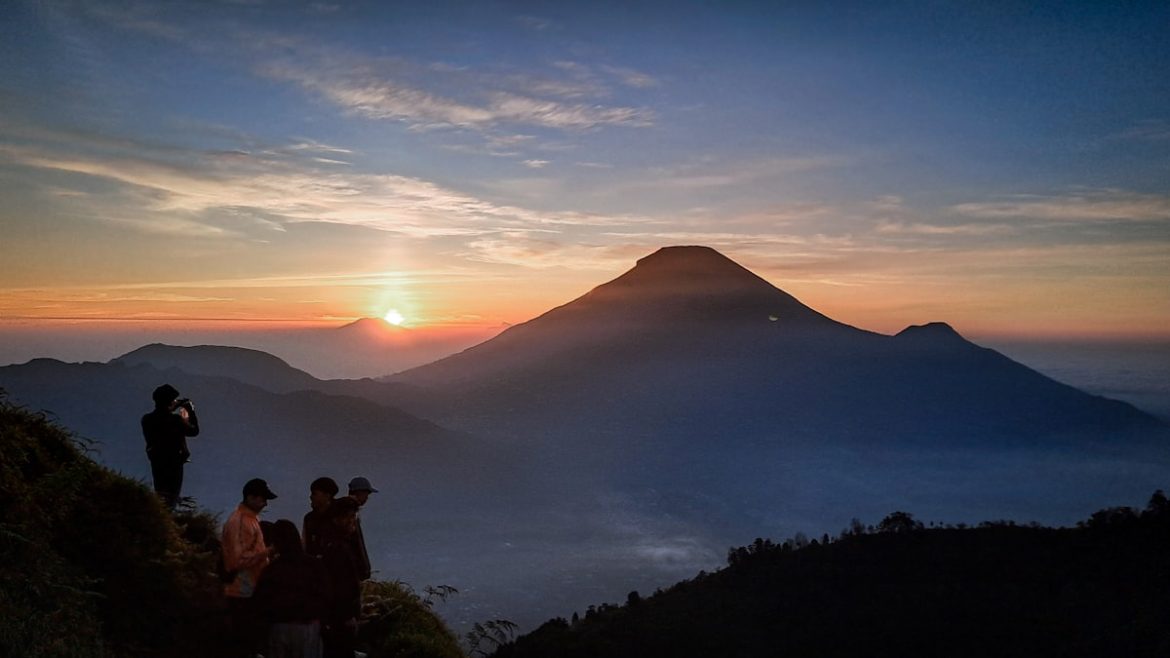 Golden sunrise pendakian Gunung Prau di Bukit Teletubbies