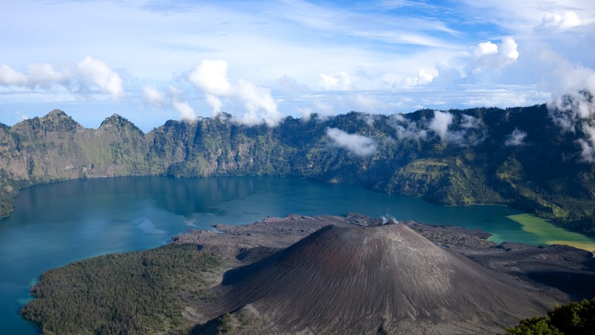 Pendakian Gunung Rinjani dengan pemandangan Danau Segara Anak