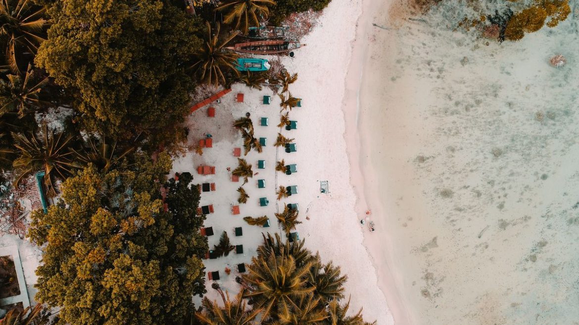 Pemandangan aerial gugusan Pulau Derawan dengan air laut jernih