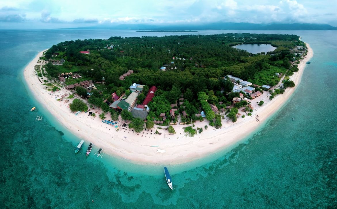 Pemandangan Pulau Pahawang Lampung dengan air laut jernih