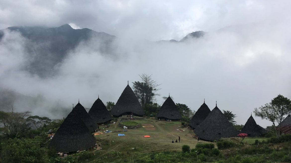 Pemandangan desa wisata Wae Rebo kampung adat di atas awan