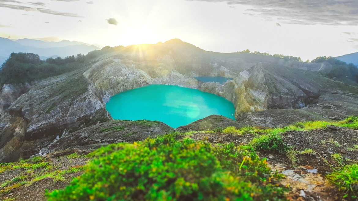 Wisata Danau Kelimutu danau tiga warna di kawah saat sunrise