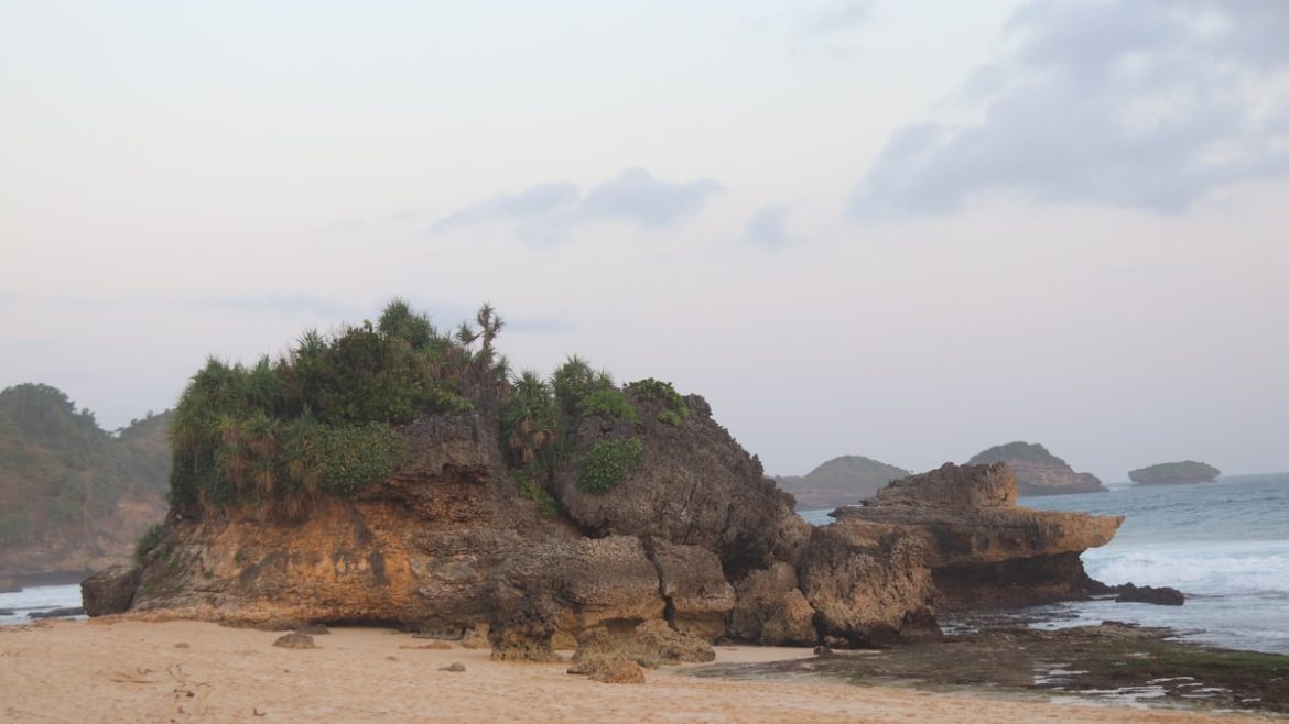 Wisata pantai murah dengan pasir putih dan laut biru di Indonesia