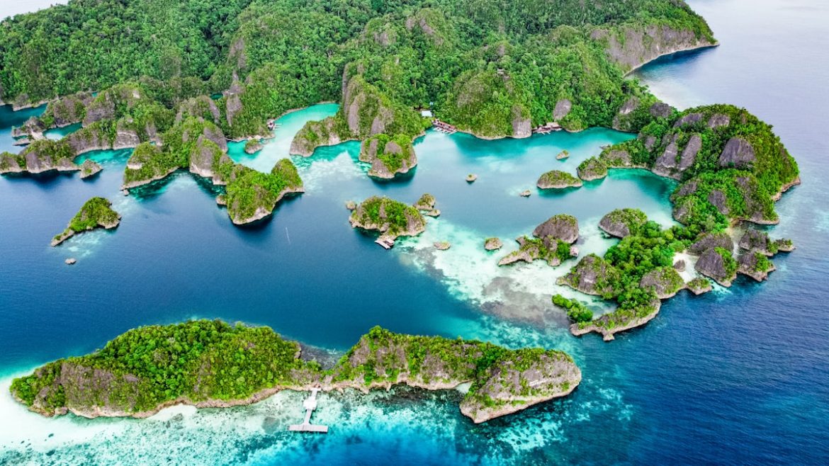 Pemandangan udara wisata Raja Ampat dengan pulau karst di laut biru